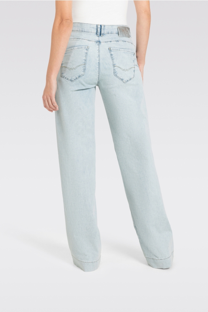 Mac blauwe dames jeans | Model achteraanzicht