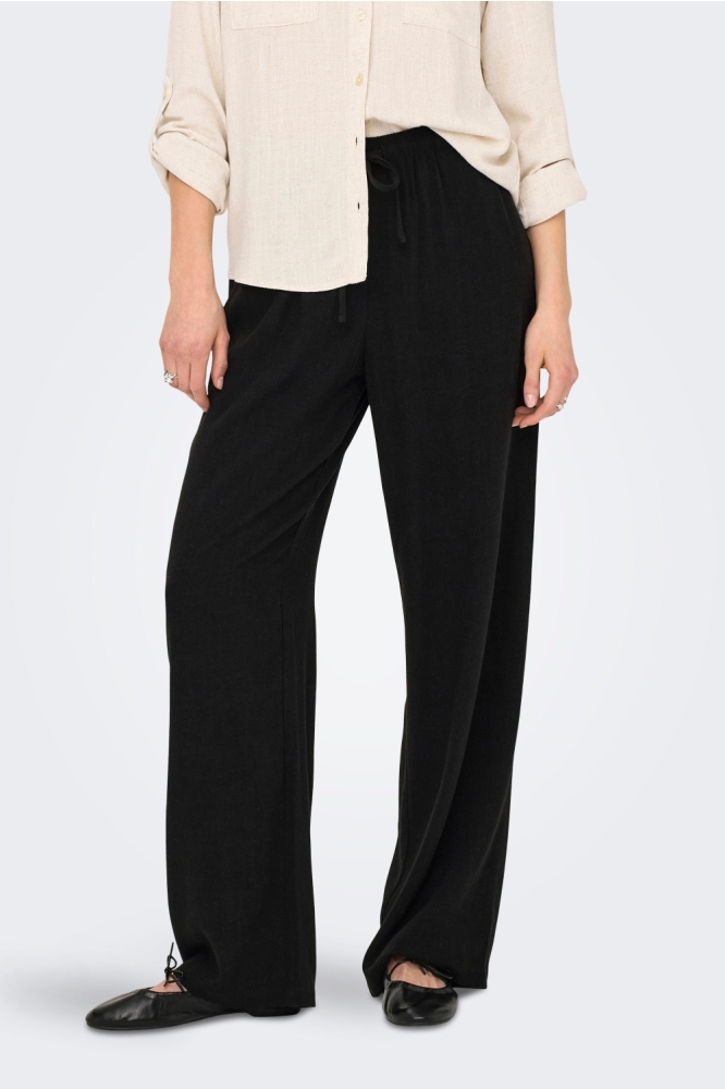 Only zwarte dames broek | Model vooraanzicht