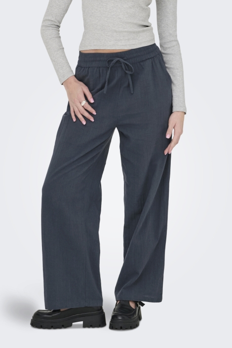Only blauwe dames broek | Model vooraanzicht