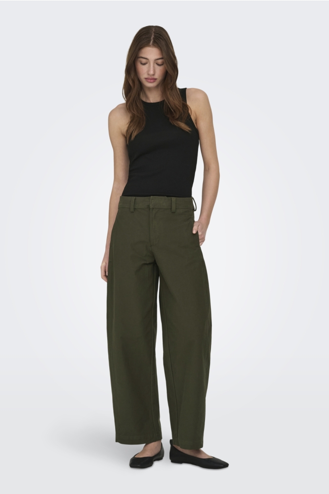 Only groene dames broek | Model vooraanzicht
