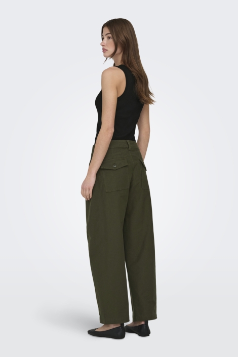 Only groene dames broek | Model achteraanzicht