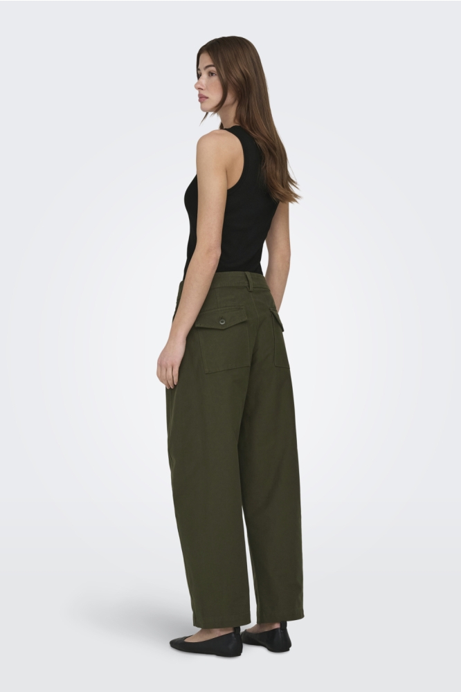 Only groene dames broek | Model achteraanzicht