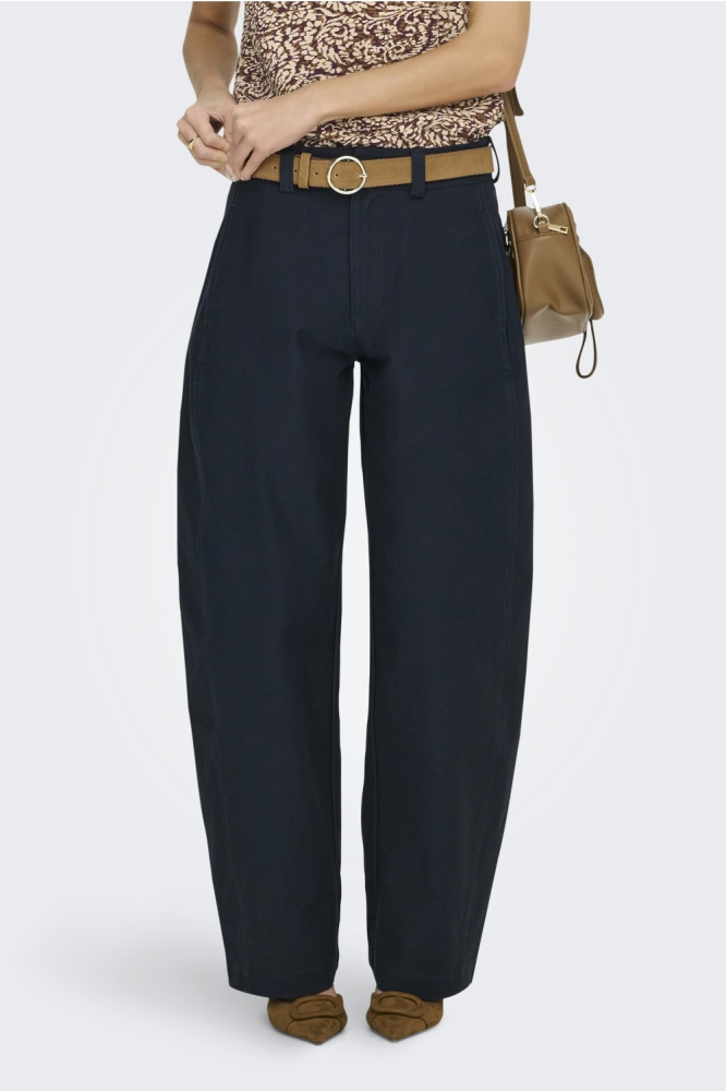 Only blauwe dames broek | Model vooraanzicht