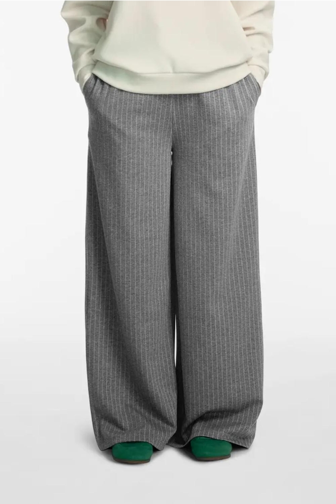 Vila grijze dames broek | Model vooraanzicht