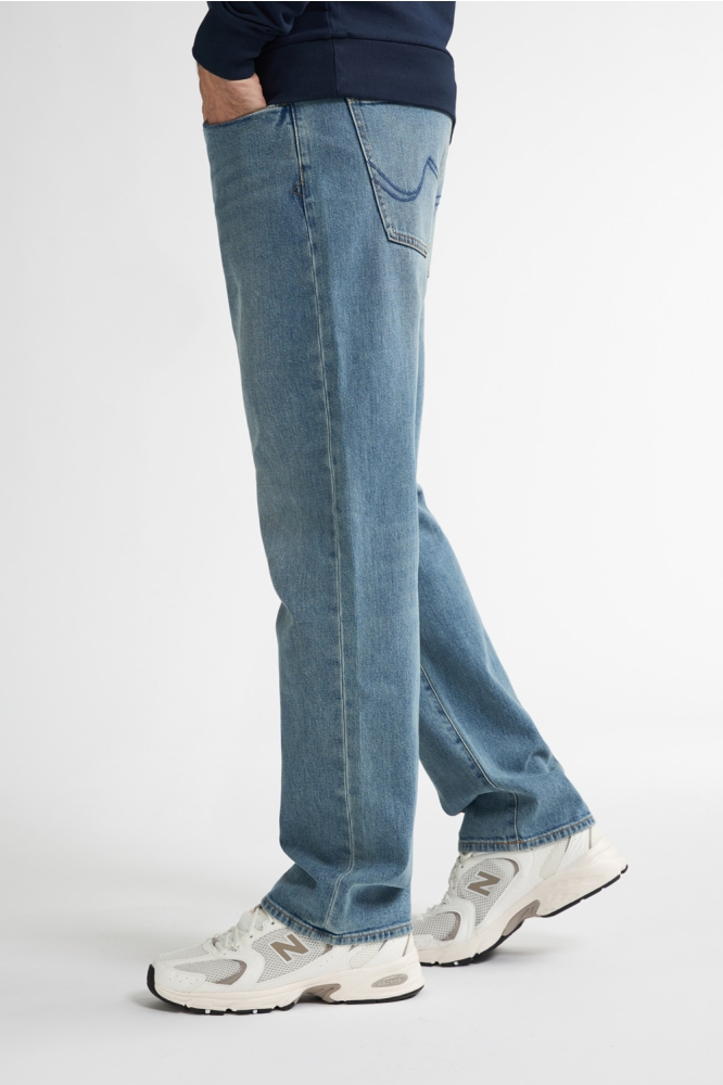 Petrol Industries blauwe heren jeans | Model zijaanzicht