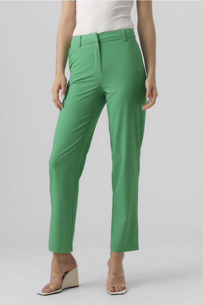 Vero Moda groene dames broek | Model vooraanzicht