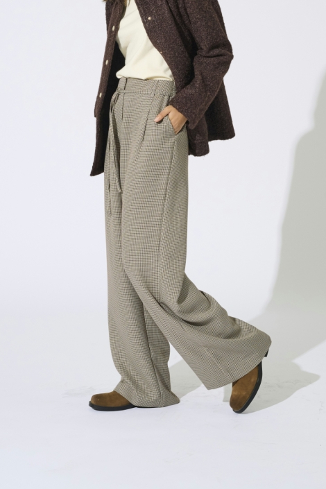 Only beige dames broek | Model zijaanzicht