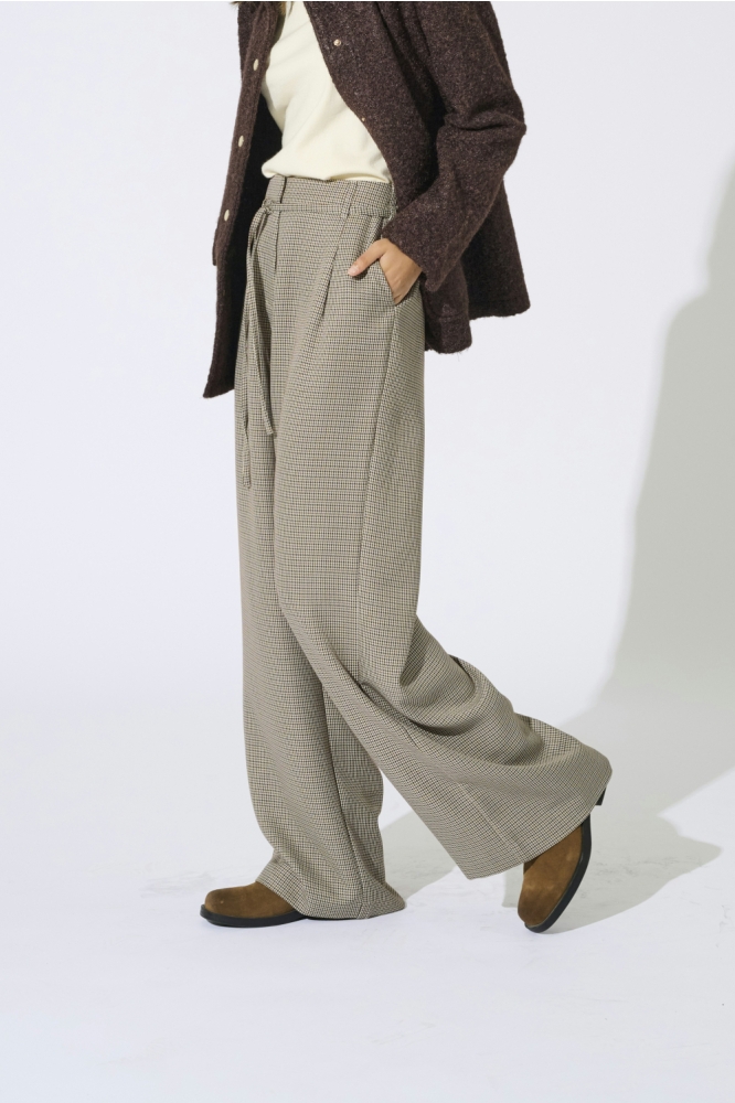 Only beige dames broek | Model zijaanzicht