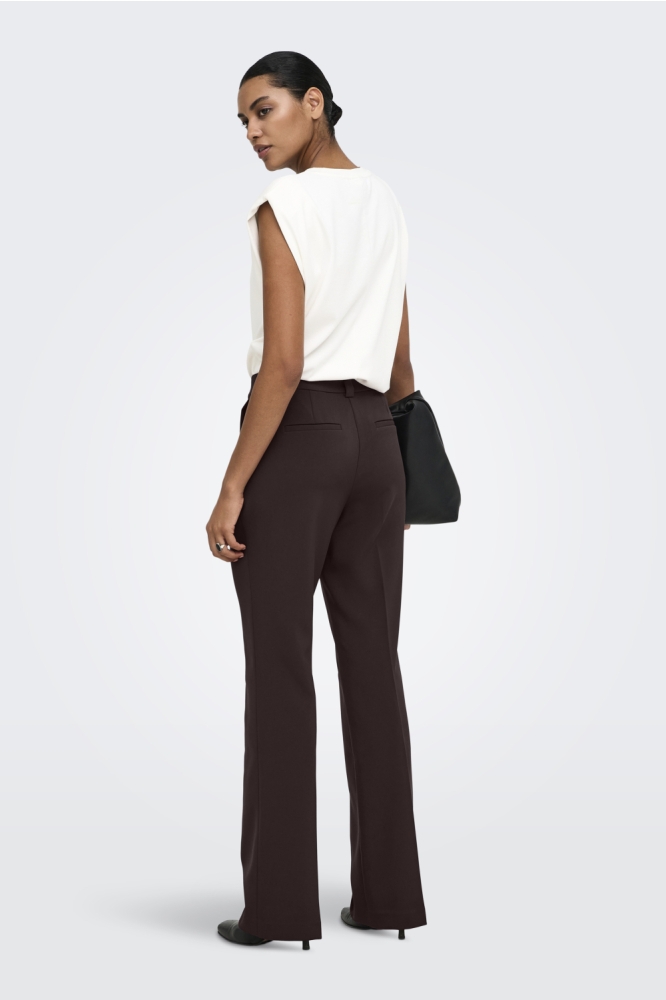Only bruine dames broek | Model achteraanzicht