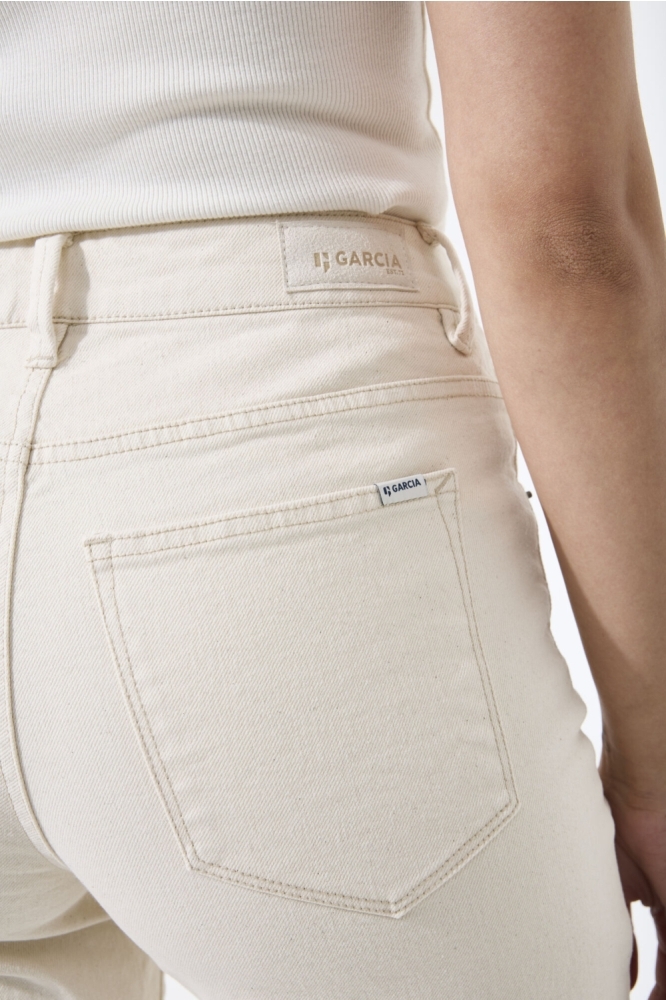 Garcia ecru dames jeans | Close up