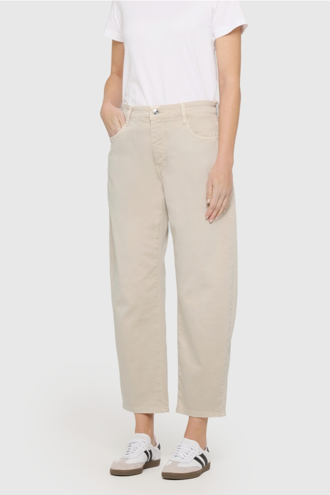 Mac beige dames broek | Model vooraanzicht