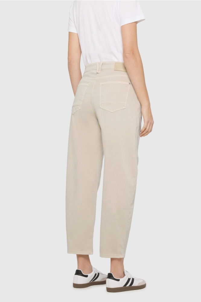 Mac beige dames broek | Model achteraanzicht