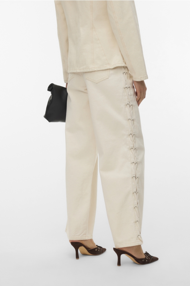 Vero Moda ecru dames jeans | Model achteraanzicht