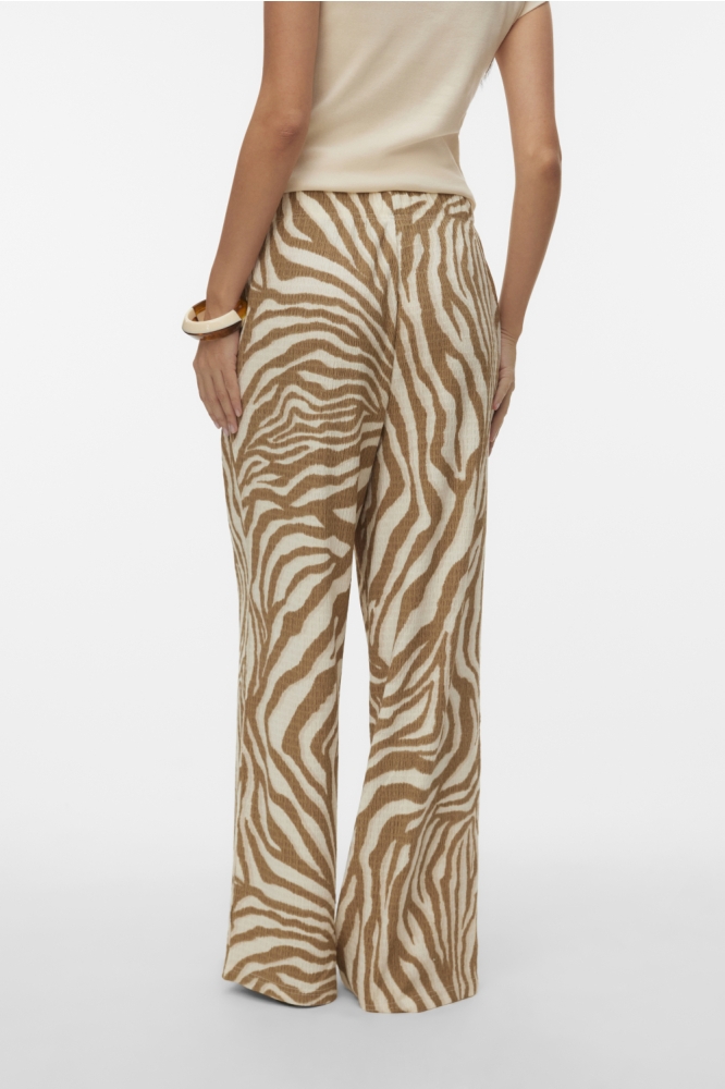 Vero Moda beige dames broek | Model achteraanzicht