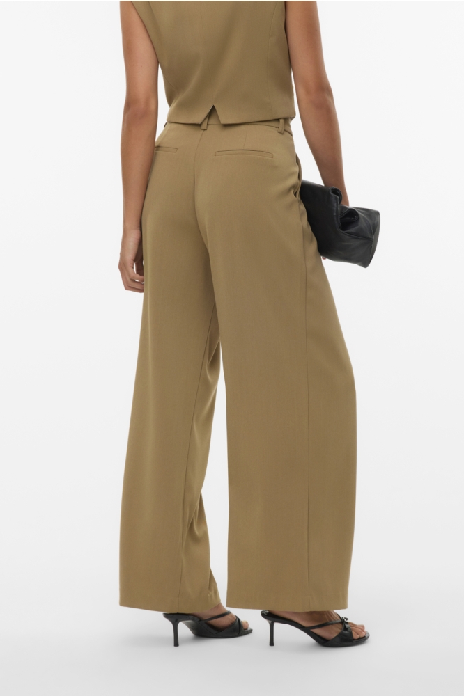 Vero Moda groene dames broek | Model achteraanzicht