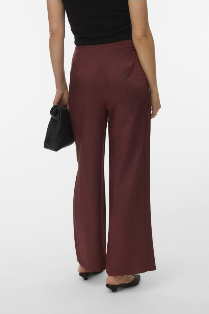 Vero Moda bordeaux dames broek | Model achteraanzicht