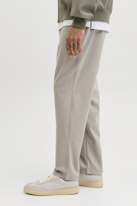 Jack & Jones grijze heren broek | Model zijaanzicht