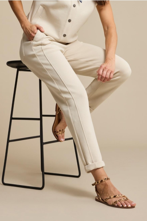 Red Button beige dames broek | Model zijaanzicht