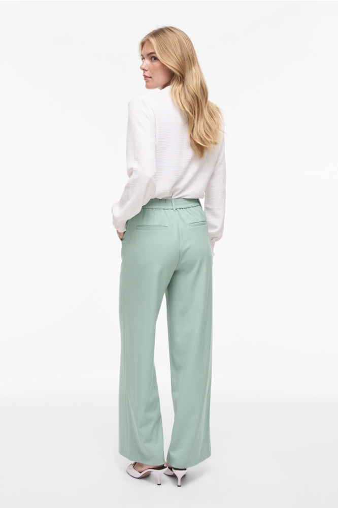 Vila groene dames broek | Model achteraanzicht