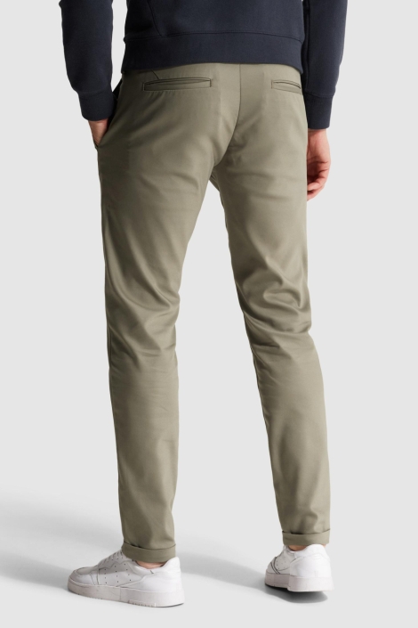 Cast Iron groene heren broek | Model achteraanzicht