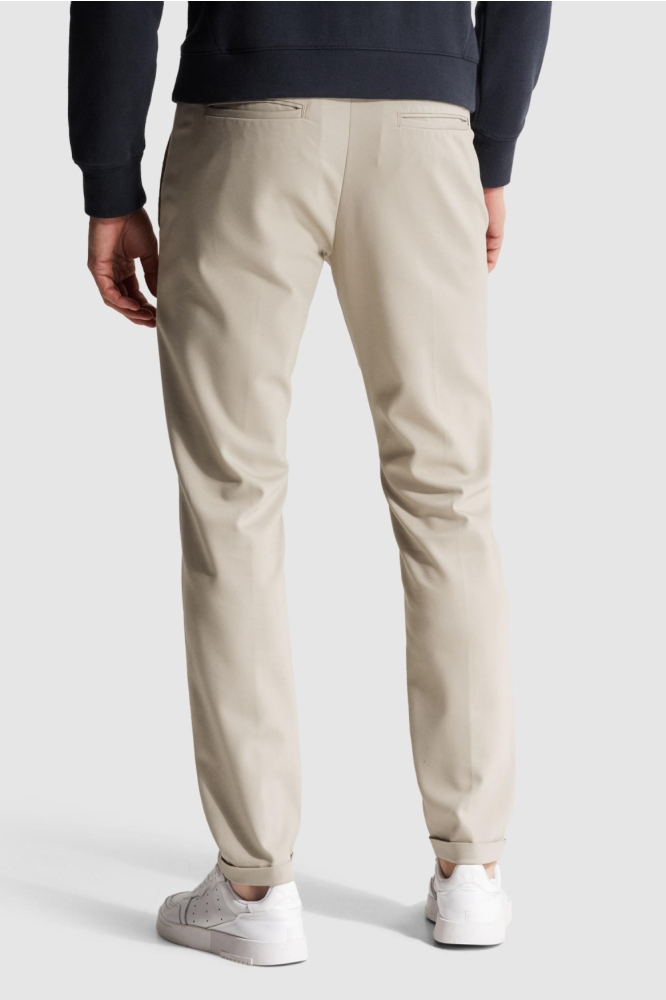 Cast Iron beige heren broek | Model achteraanzicht