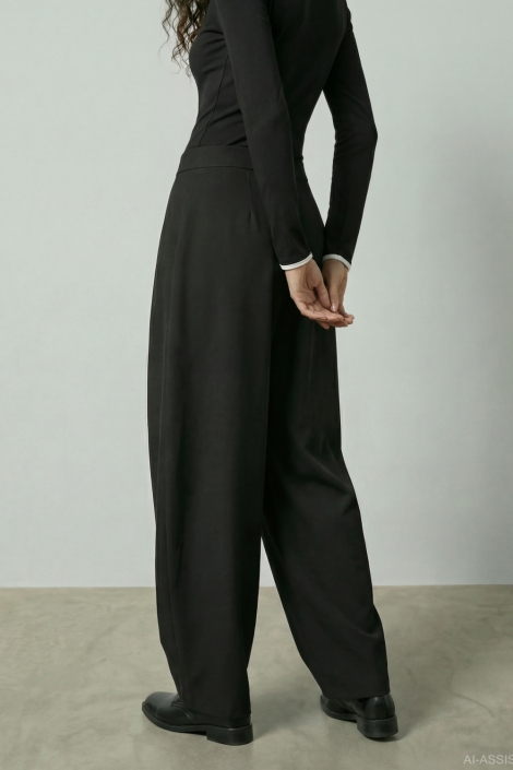 Hypedrop grijze dames broek | Model achteraanzicht