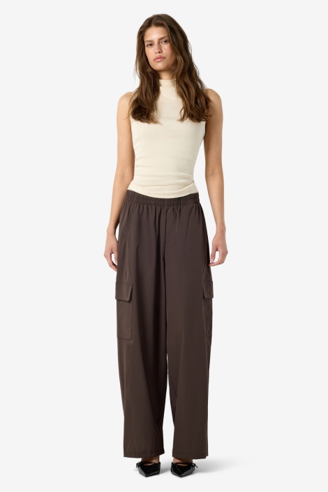 Noisy may bruine dames broek | Model