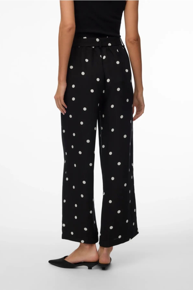 Vero Moda zwarte dames broek | Model achteraanzicht