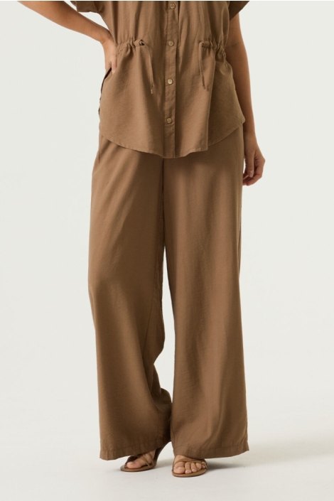 Garcia taupe dames broek | Model vooraanzicht