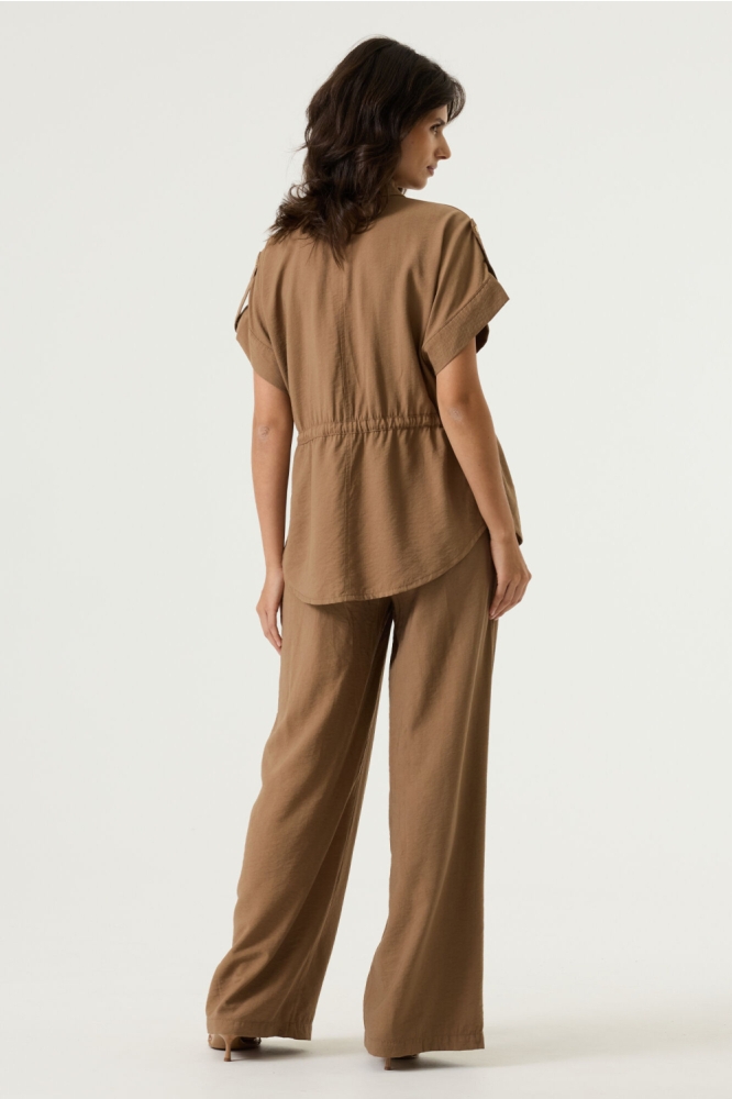 Garcia taupe dames broek | Model achteraanzicht