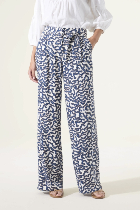 Garcia witte dames broek | Model vooraanzicht