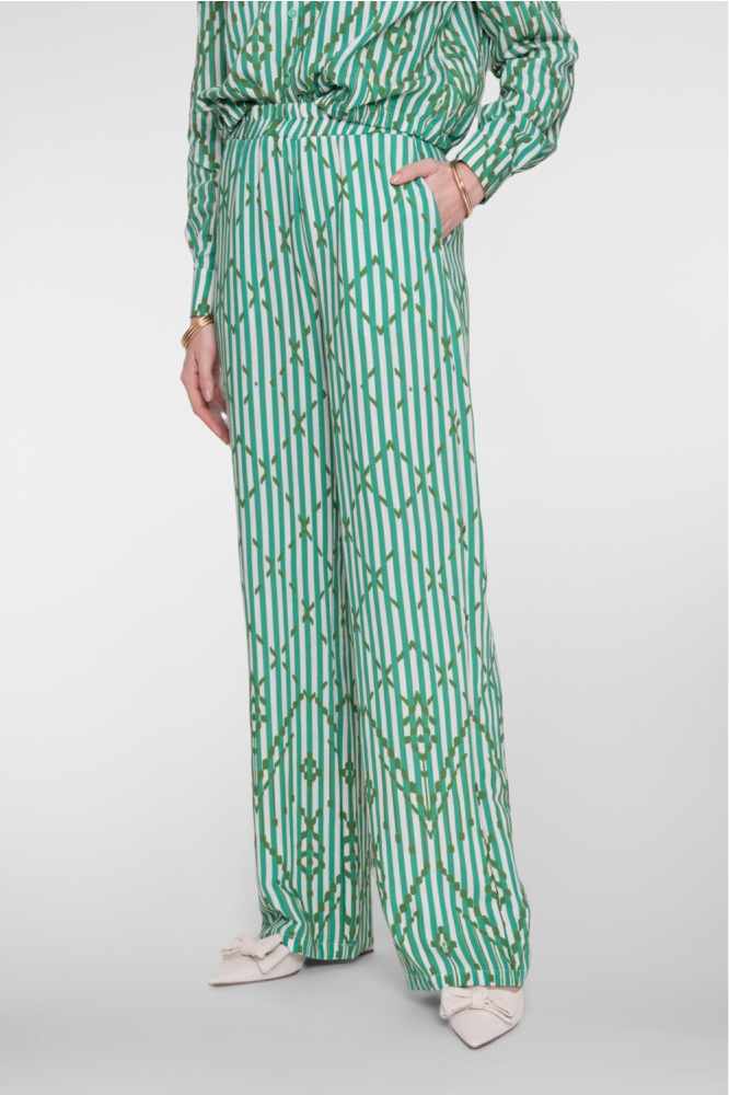 Geisha groene dames broek | Model vooraanzicht