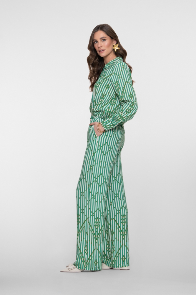 Geisha groene dames broek | Model zijaanzicht