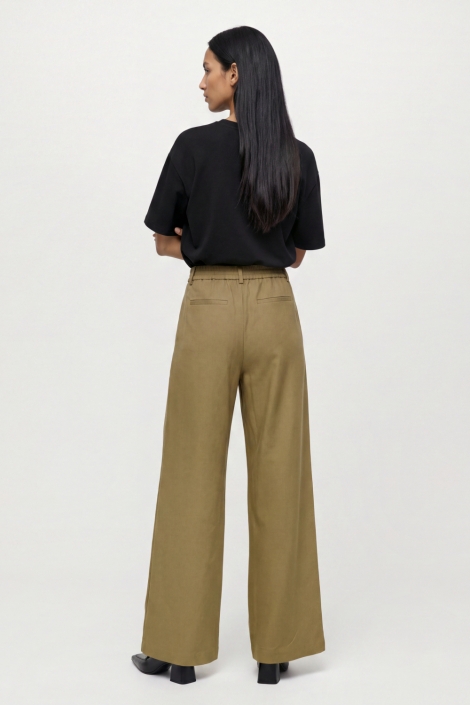 Object groene dames broek | Model achteraanzicht