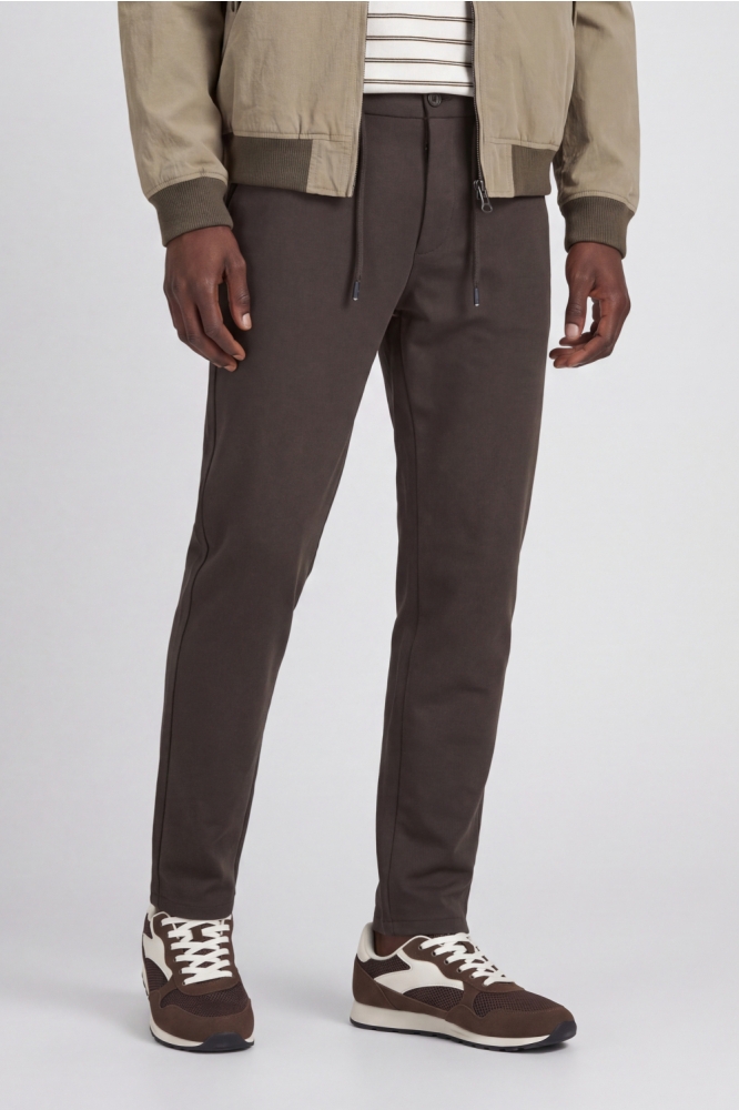 Jack & Jones bruine heren broek | Model vooraanzicht
