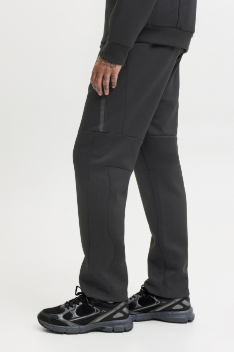 Jack & Jones zwarte heren broek | Model zijaanzicht