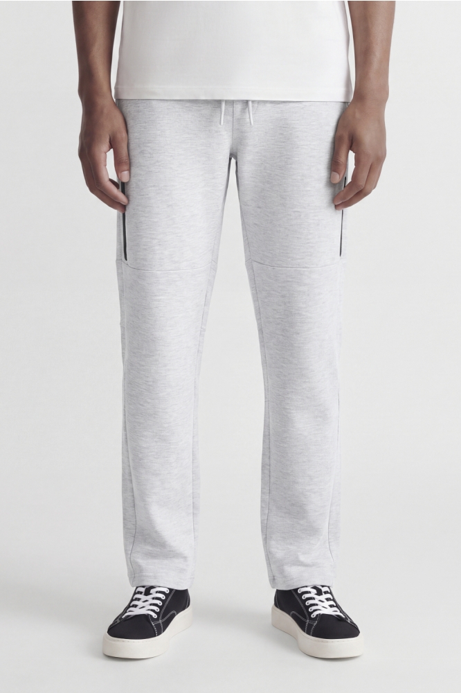 Jack & Jones grijze heren broek | Model vooraanzicht