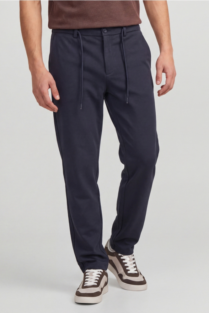 Jack & Jones blauwe heren broek | Model vooraanzicht