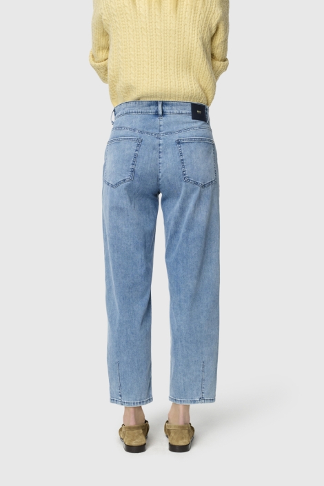 Mac blauwe dames jeans | Model achteraanzicht