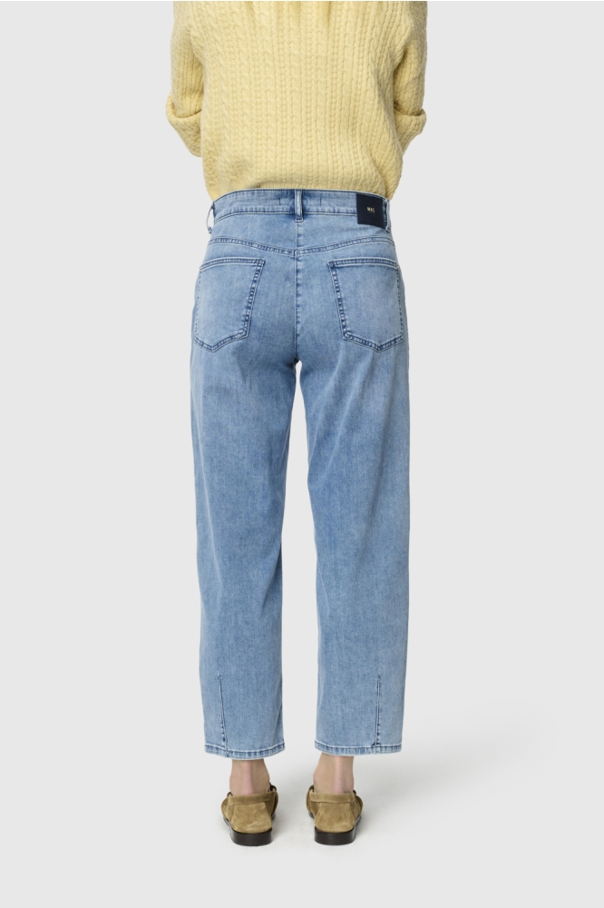 Mac blauwe dames jeans | Model achteraanzicht