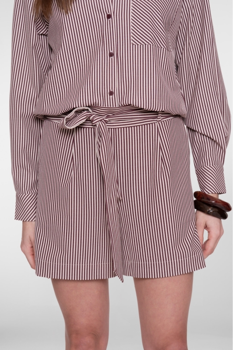 Geisha bordeaux dames korte broek | Model vooraanzicht