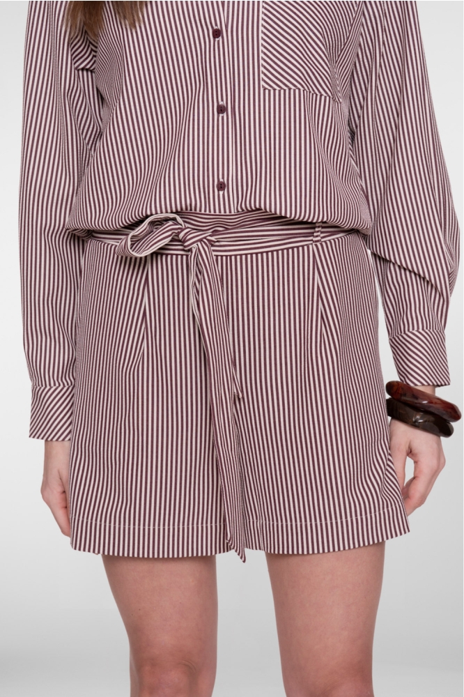 Geisha bordeaux dames korte broek | Model vooraanzicht