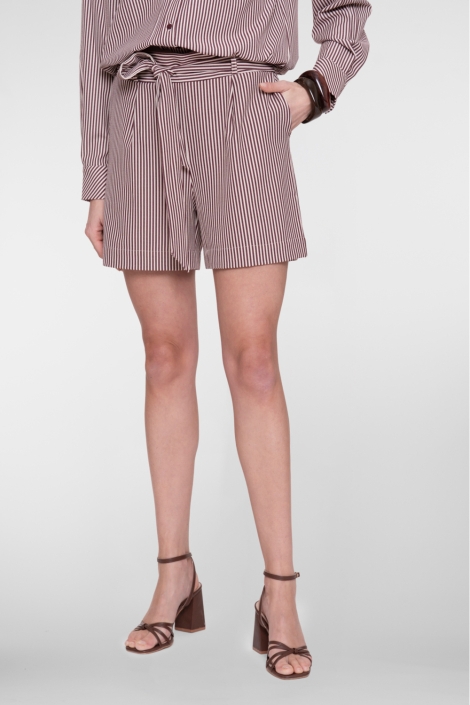 Geisha bordeaux dames korte broek | Model vooraanzicht