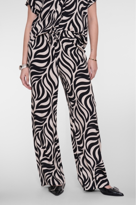 Geisha zwarte dames broek | Model vooraanzicht