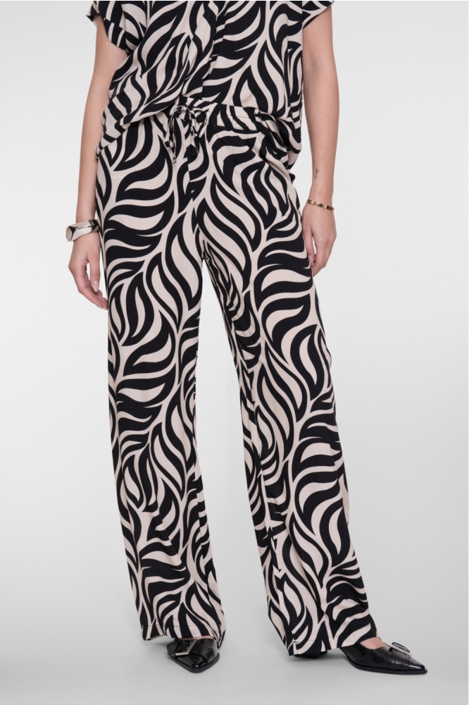 Geisha zwarte dames broek | Model vooraanzicht