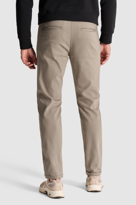 Cast Iron taupe heren broek | Model achteraanzicht