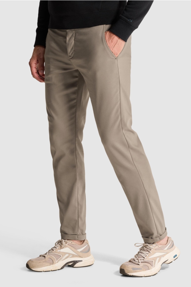 Cast Iron taupe heren broek | Model zijaanzicht