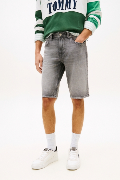 Tommy Jeans grijze heren korte broek | Model vooraanzicht