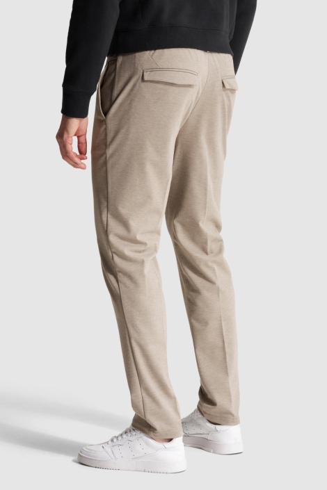 Cast Iron zand heren broek | Model achteraanzicht