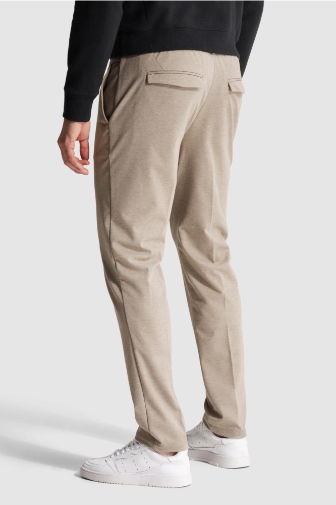 Cast Iron zand heren broek | Model achteraanzicht